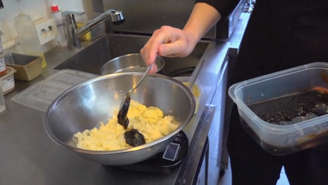 A scene where kelp puree is added to mashed potatoes