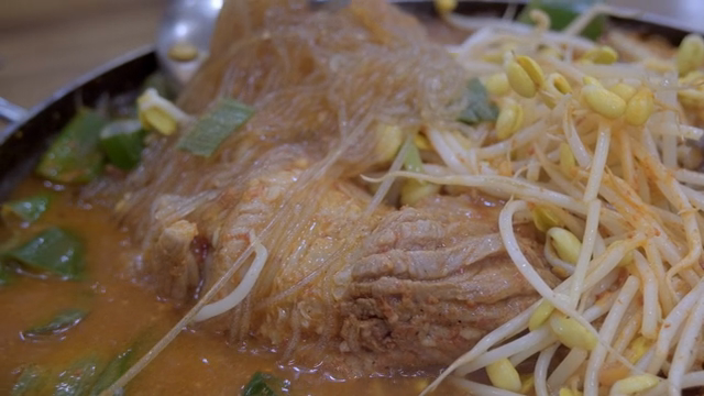 콩나물과 고기가 들어간 한국식 찌개