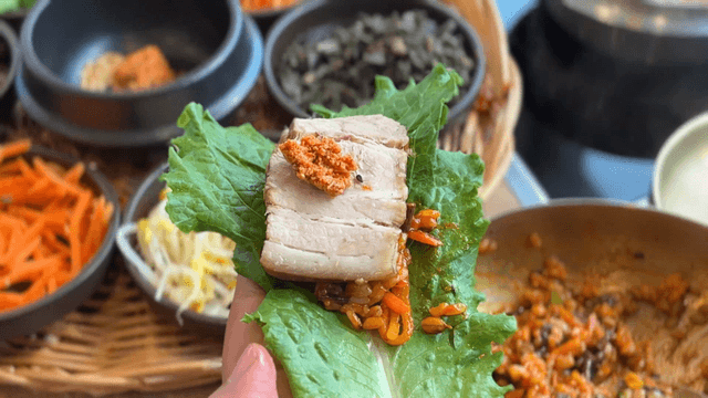 Lettuce wraps prepared with side dishes