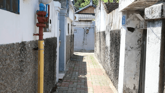 Narrow alley with uneven walls