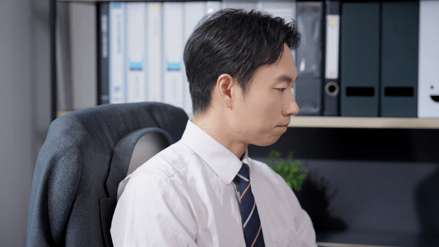 사무실에서 깊이 생각하는 남자
