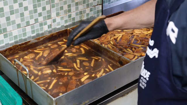 큰 팬에서 요리하는 떡볶이