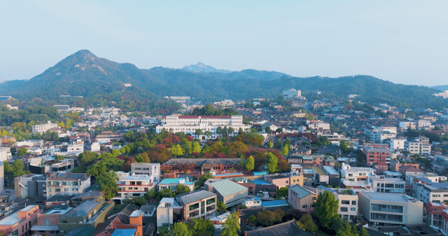 산을 배경으로 펼쳐진 조용한 마을 전경