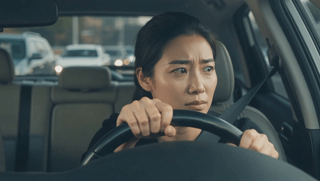 교통 체증 속에서 운전하는 여성