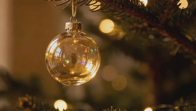 나무에 걸린 반짝이는 크리스마스 장식