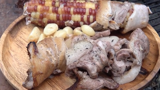 Grilled meat and corn with garlic