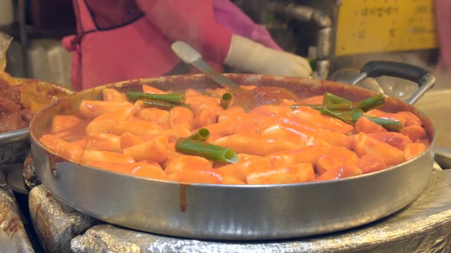 큰 팬에서 요리 중인 떡볶이