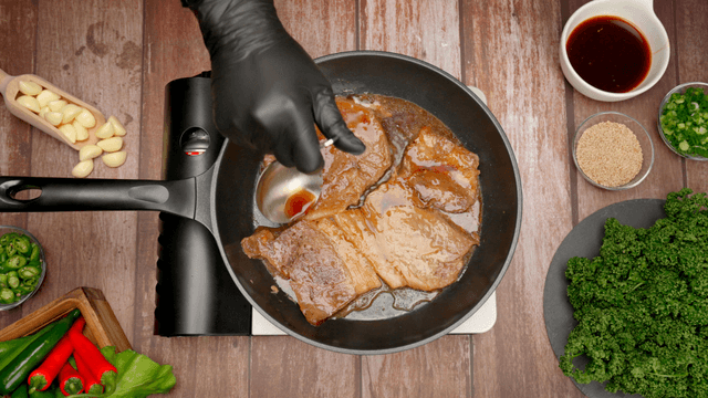 Cooking marinated pork with various ingredients