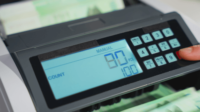 Counting machine processing banknotes