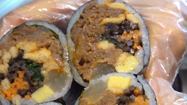 다양한 재료가 들어간 김밥
