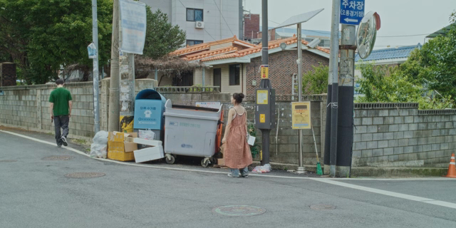 자리를 뜨는 남성을 부르는 여성