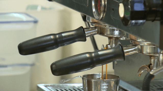 커피 머신에서 추출되는 에스프레소