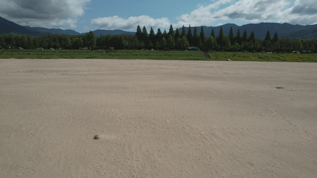 멀리 산이 보이는 넓은 모래밭