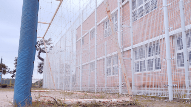 축구공이 날아오는 녹슨 빈 골대