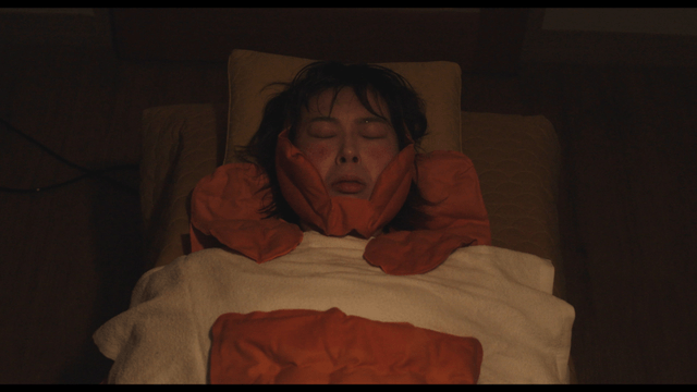 Woman receiving Korean medicine thermotherapy