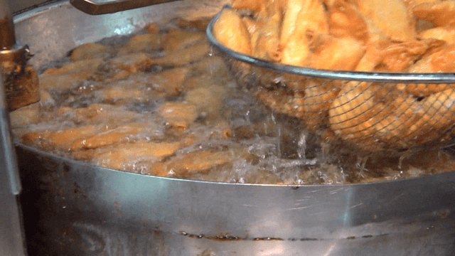 뜨거운 기름에 다량으로 튀겨지는 만두들