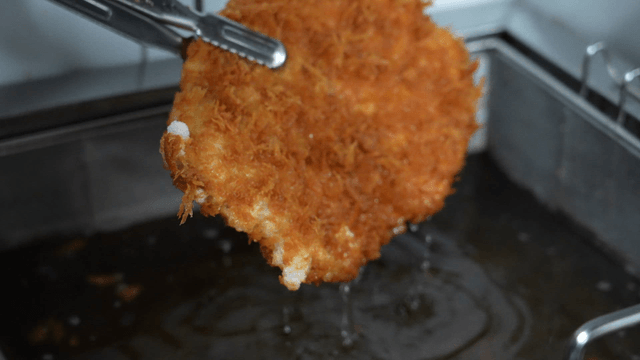 Deep-frying a crispy pork cutlet