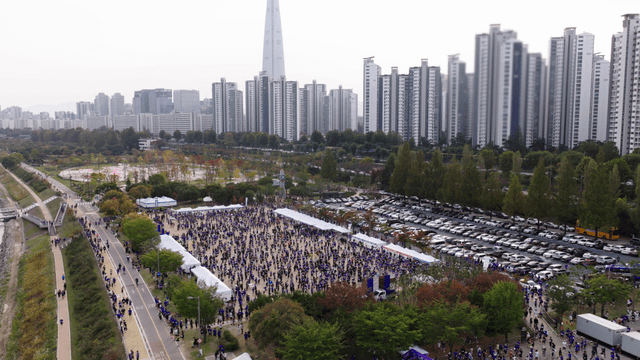도시 공원에서 열린 대규모 야외 행사