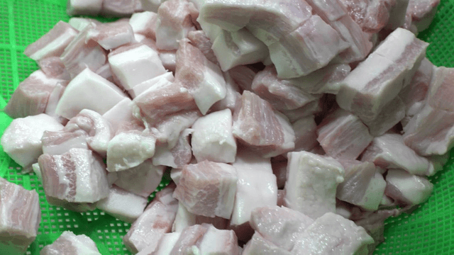 녹색 바구니 위의 항정살 조각들