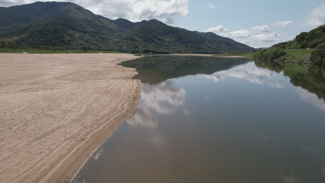 산 사이로 흐르는 고요한 섬진강