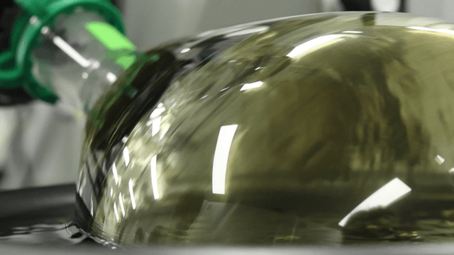 돌아가는 실험실 플라스크에서 소용돌이치는 액체