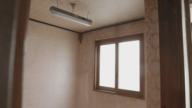 Empty room with a window and fluorescent light