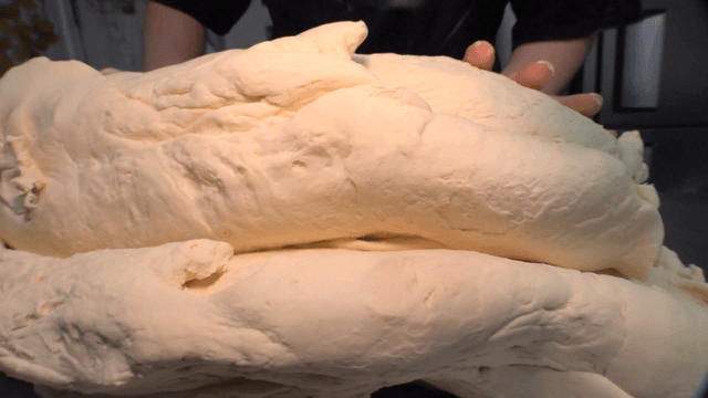 주방 조리대에 올라가는 거대한 반죽