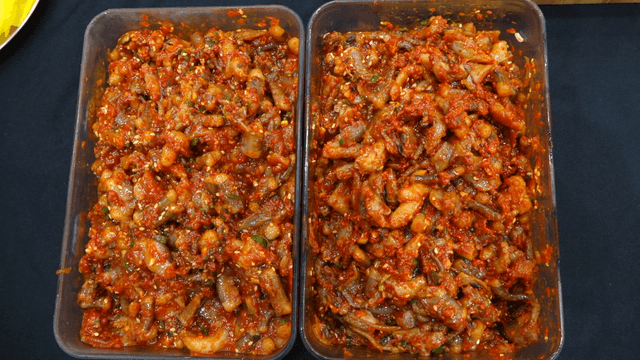 그릇에 담긴 매운 낙지젓