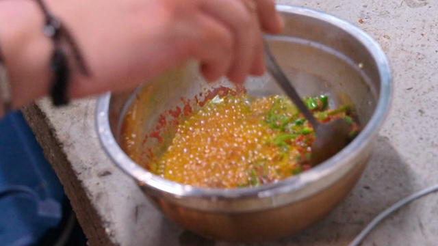 양념에 뜨거운 기름 섞기
