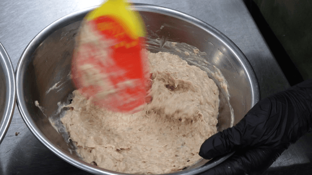 스탠 그릇에서 참치와 마요네즈를 섞는 주걱