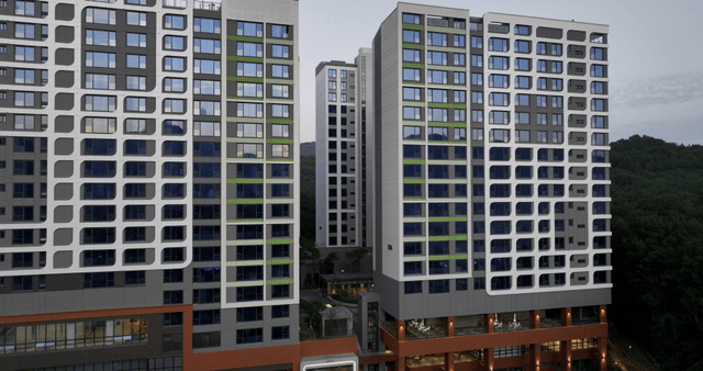 숲과 함께 있는 현대적인 아파트 건물