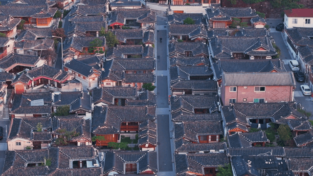 한옥과 골목이 어우러진 조용한 마을