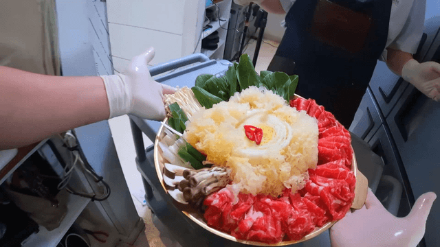 신선한 재료가 준비된 냄비