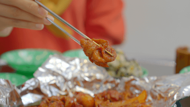Spicy stir-fried small intestines wrapped in foil
