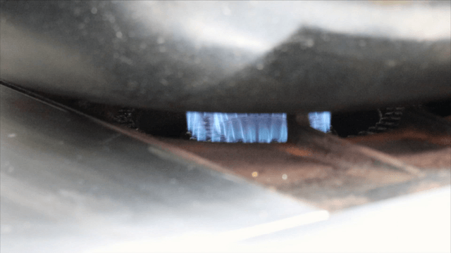 가스레인지 위 냄비를 데우는 파란 불꽃