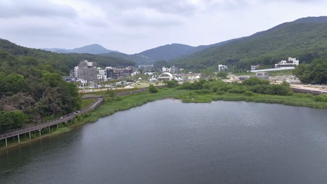 A scenic park with mountains and a lake