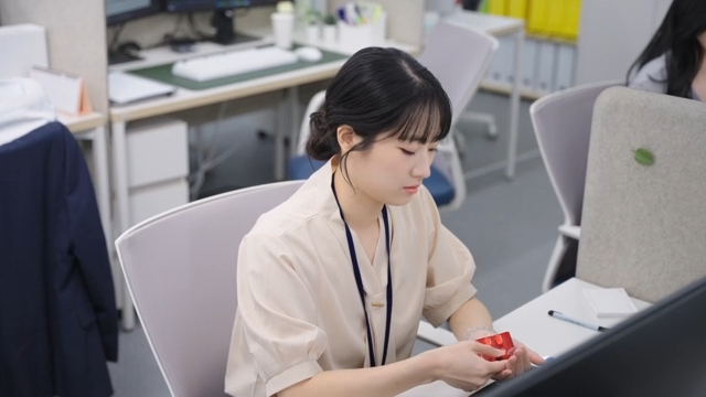 사무실에서 약을 챙겨먹는 직장인