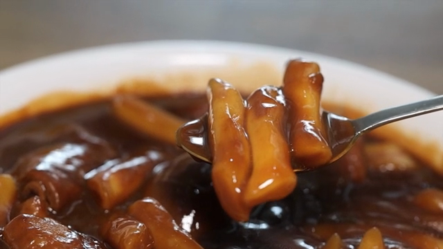 숟가락으로 뜬 짜장떡볶이