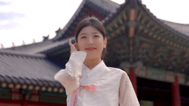 전통 궁궐에서 한복을 입은 여성