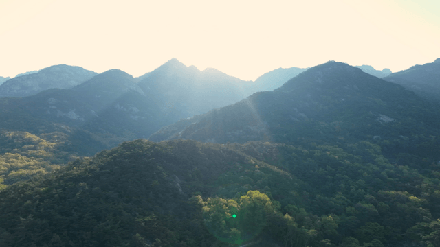 강한 햇빛이 비치는 푸른 산