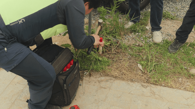 작업자들이 공사 현장을 표시하는 모습