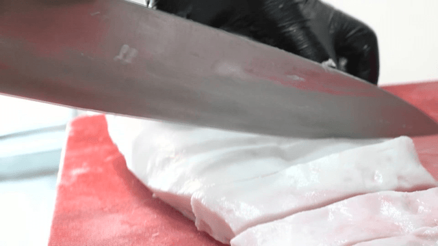 도마 위에서 항정살을 자르는 모습