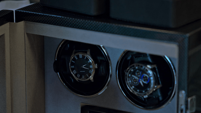 케이스에서 시계를 다루는 사람