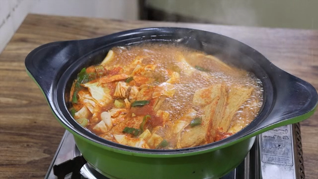 냄비에서 끓고 있는 떡볶이