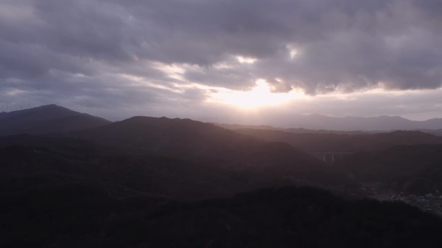 산 너머 마을과 함께하는 일출