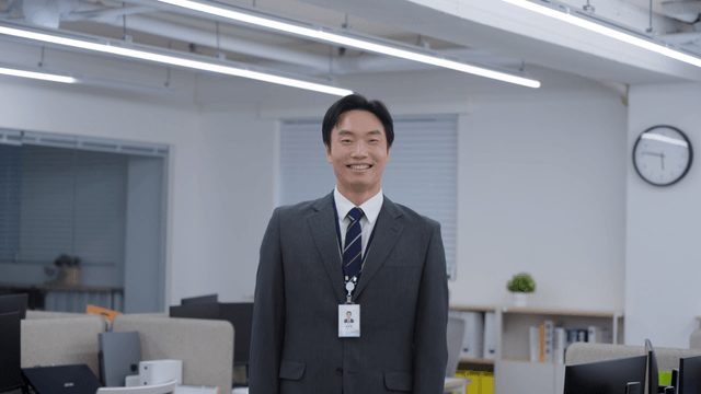 사무실에서 미소 짓는 직장인