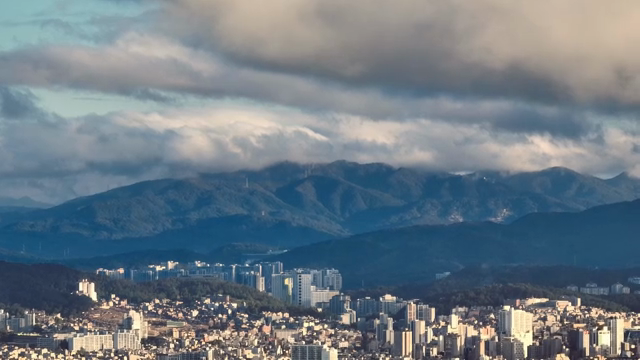 산과 구름이 있는 도시 스카이라인