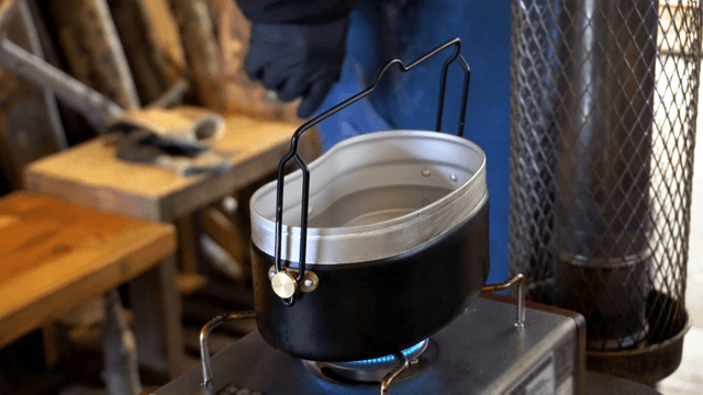 Mess tin closing on indoor gas stove