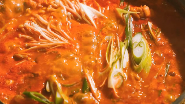 냄비에서 끓고 있는 김치찌개