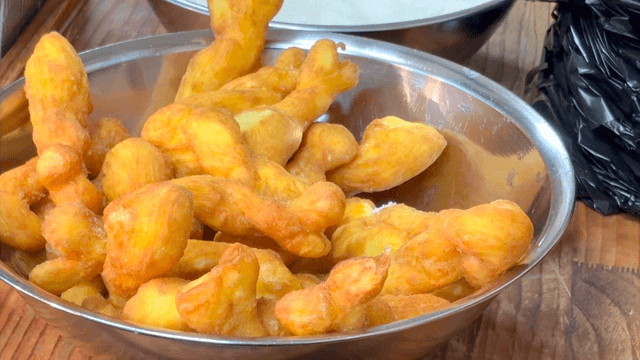 그릇에 담긴 잘 튀겨진 황금색의 꽈배기들